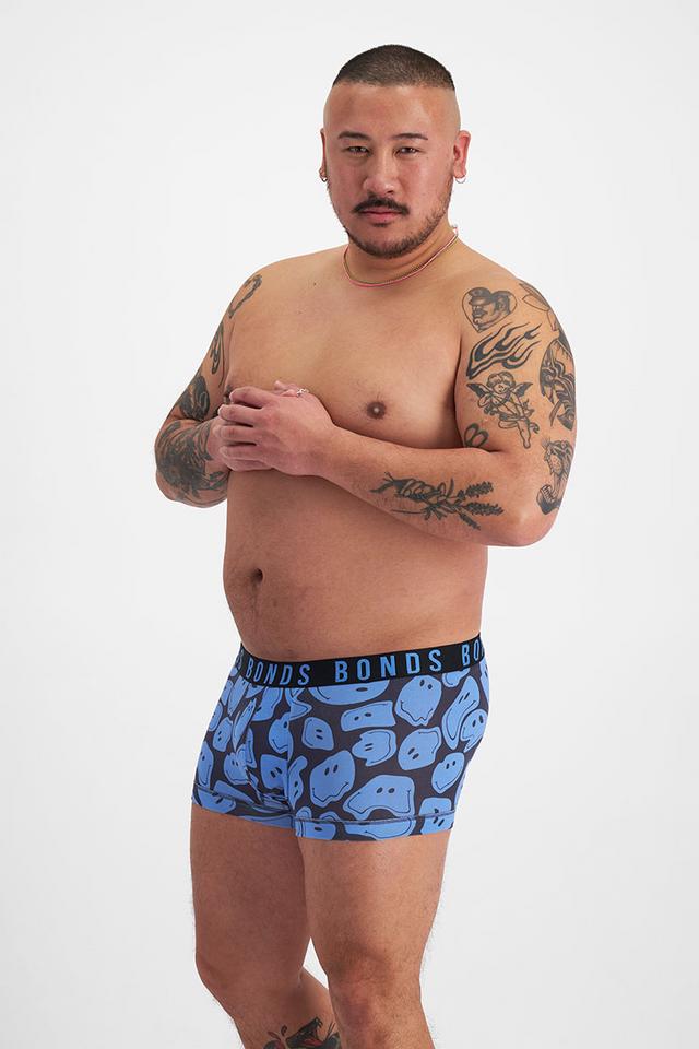 MIKE (HE/HIM) WEARS SIZE XL IS 180CM TALL WITH 120CM CHEST AND 96CM WAIST.