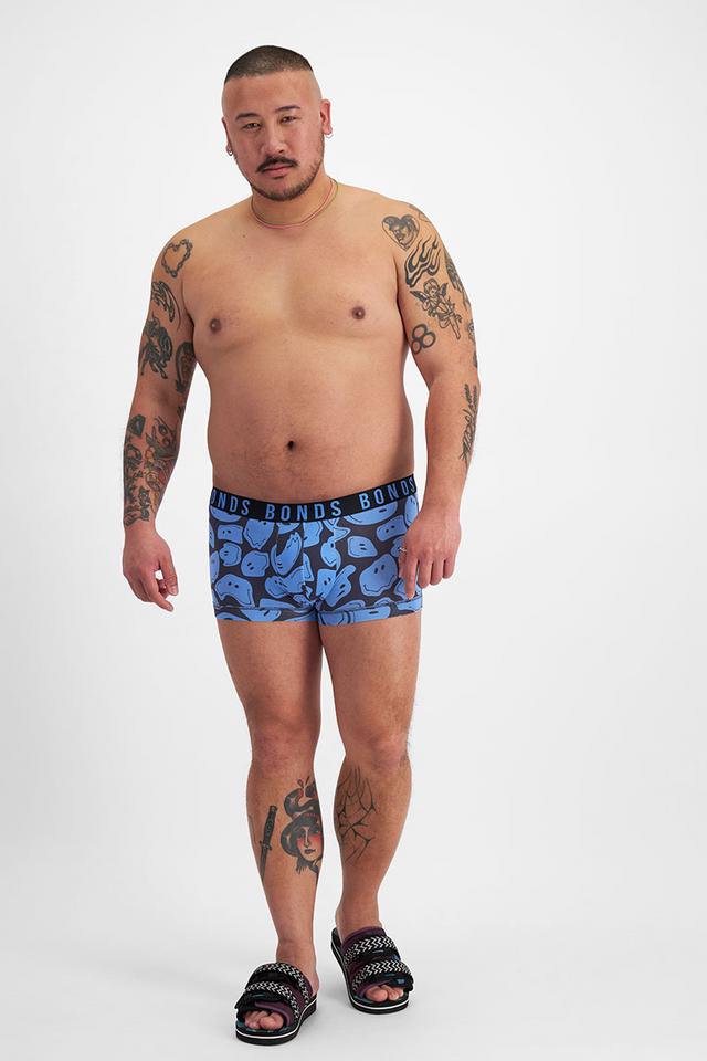 MIKE (HE/HIM) WEARS SIZE XL IS 180CM TALL WITH 120CM CHEST AND 96CM WAIST.
