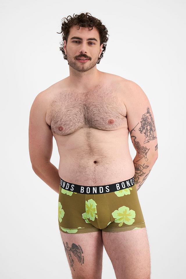 Sam (He/Him) wears size XL and is 178cm tall with 112cm chest