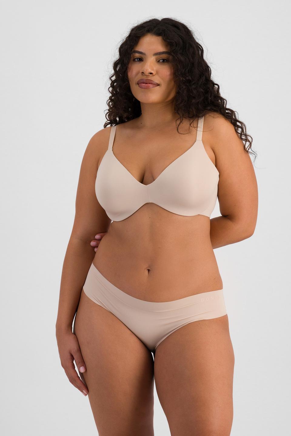 Laura (She/Her) wears size 14 and is 165cm tall with 94cm chest and 76cm waist