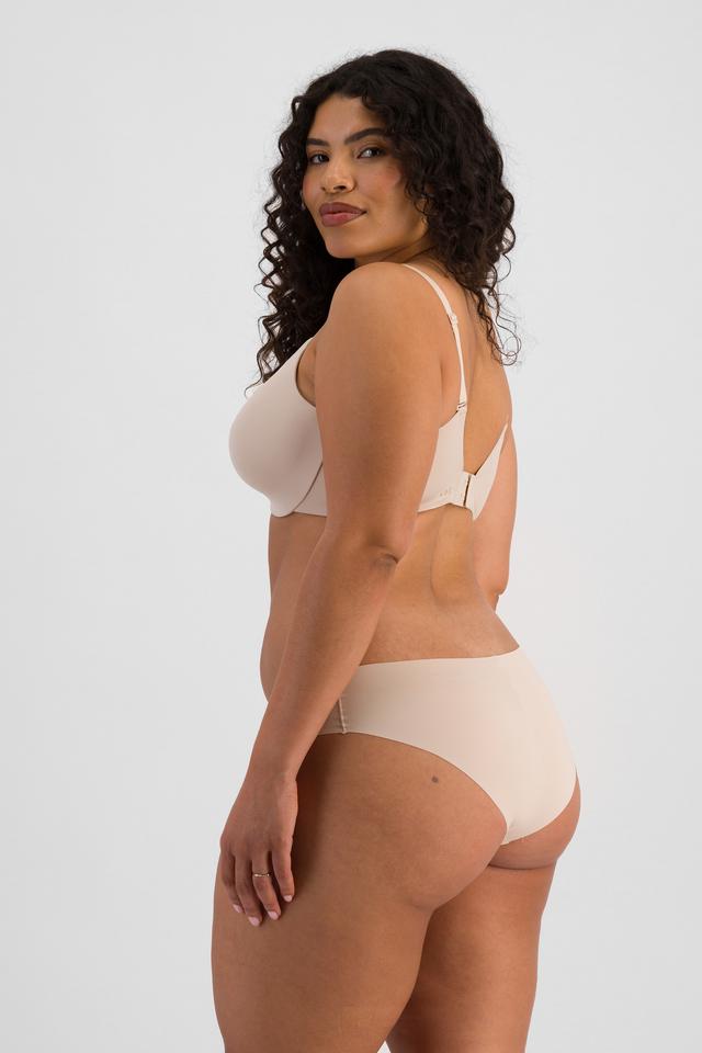 Laura (She/Her) wears size 14 and is 165cm tall with 94cm chest and 76cm waist