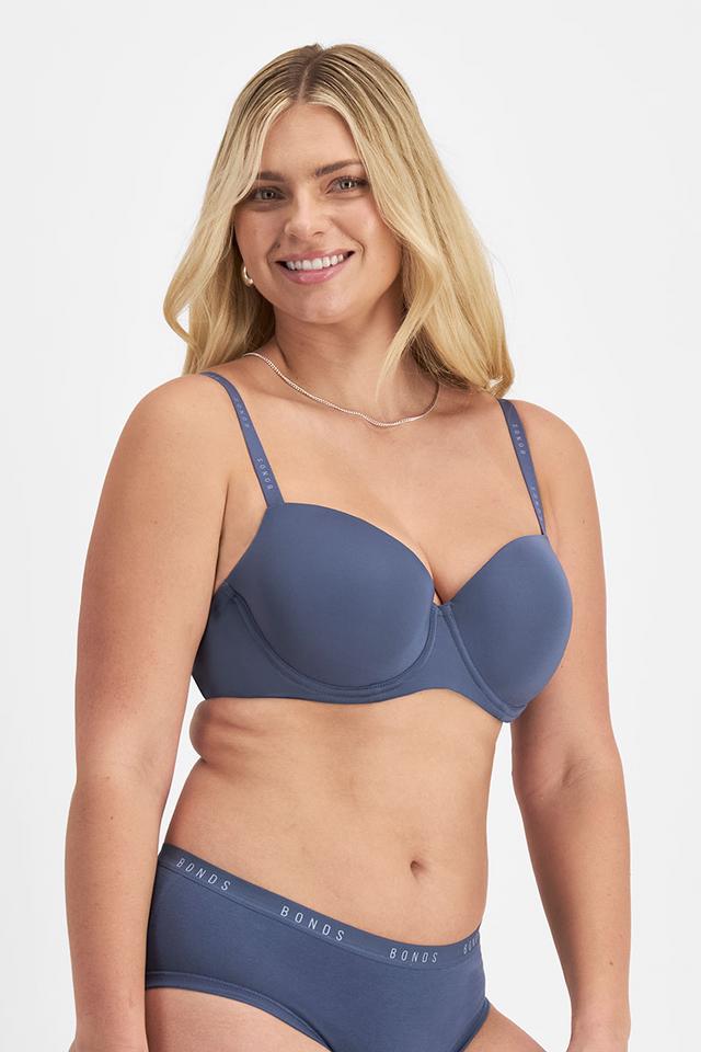 Zoe (She/Her) wears size 14D and is 170cm tall with 98cm chest and 85cm waist