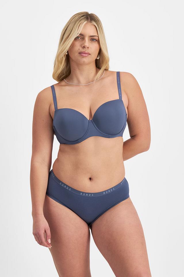 Zoe (She/Her) wears size 14D and is 170cm tall with 98cm chest and 85cm waist
