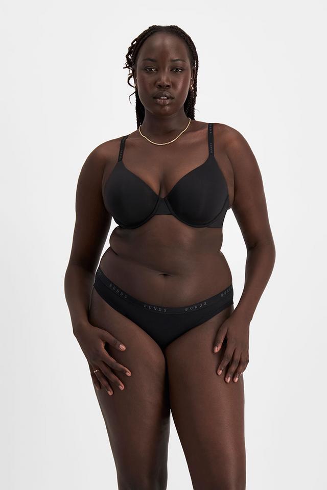 Victoria (She/Her) wears size 14DD and is 178cm tall with 96cm chest and 78cm waist