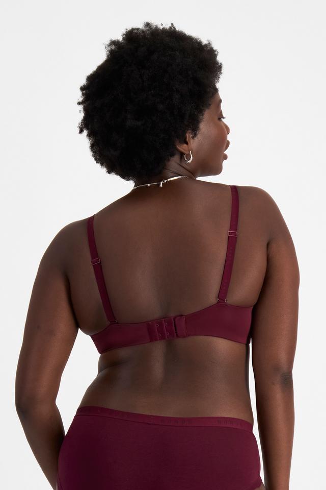 Nelly (She/Her) wears size 14DD and is 173.73cm tall with 102cm chest and 84cm waist