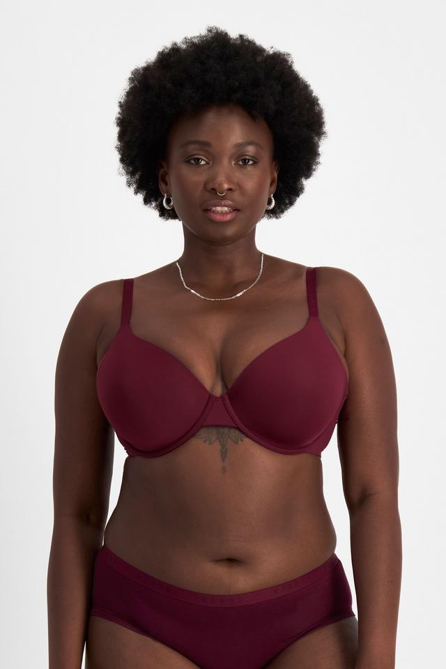 Nelly (She/Her) wears size 14DD and is 173.73cm tall with 102cm chest and 84cm waist