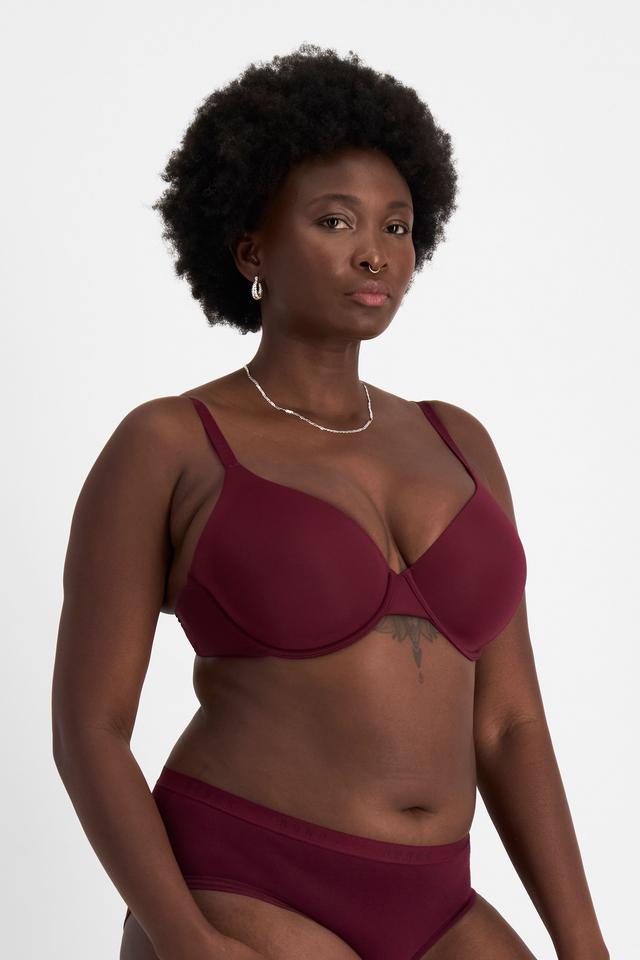 Nelly (She/Her) wears size 14DD and is 173.73cm tall with 102cm chest and 84cm waist