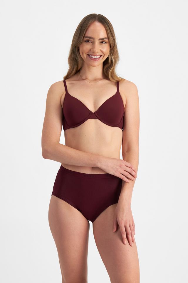 Mikaela (She/Her) wears size 12B and is 177cm tall with 89cm chest and 66cm waist
