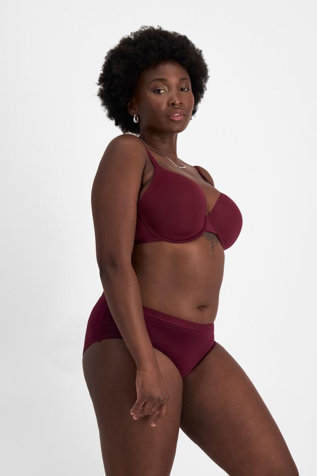 Nelly (She/Her) wears size 14DD and is 173.73cm tall with 102cm chest and 84cm waist