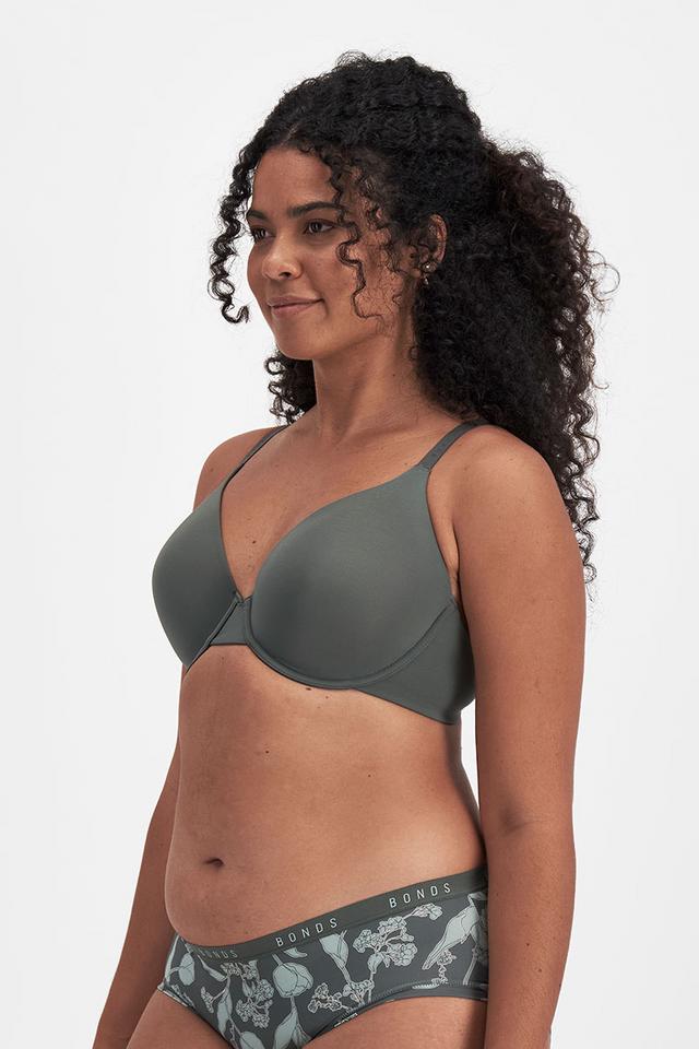 Larissa (She/Her) wears size 14DD and is 170cm tall with 90cm chest and 79.cm wais