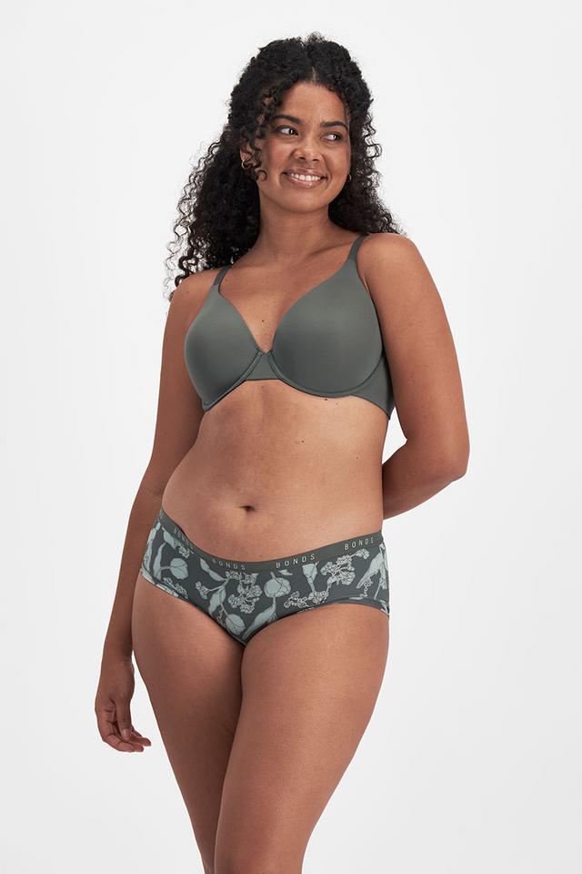Larissa (She/Her) wears size 14DD and is 170cm tall with 90cm chest and 79.cm wais