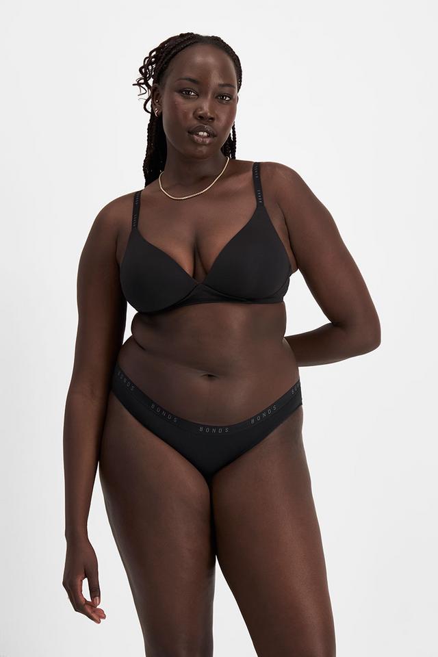Victoria (She/Her) wears size 14DD and is 178cm tall with 96cm chest and 78cm waist