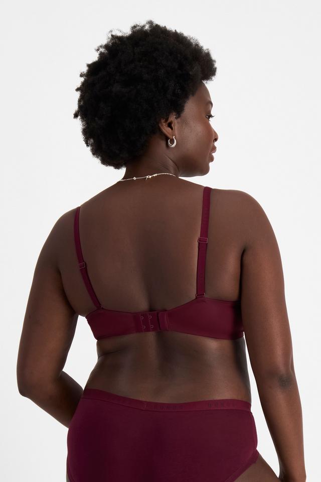 Nelly (She/Her) wears size 14DD and is 173.73cm tall with 102cm chest and 84cm waist