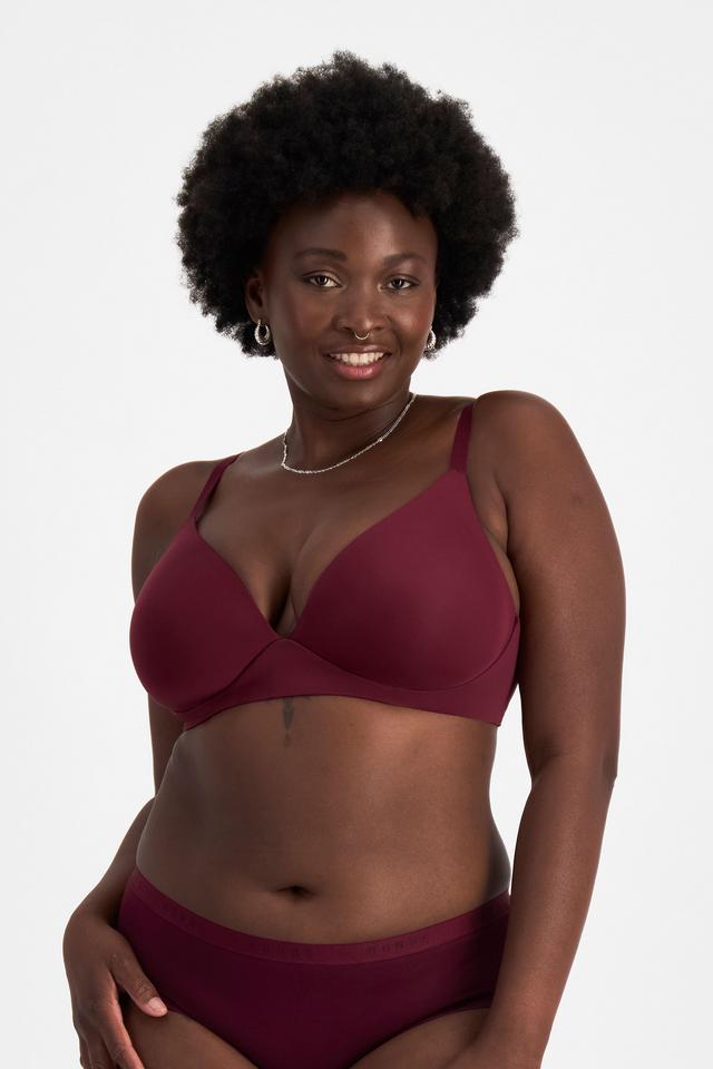 Nelly (She/Her) wears size 14DD and is 173.73cm tall with 102cm chest and 84cm waist