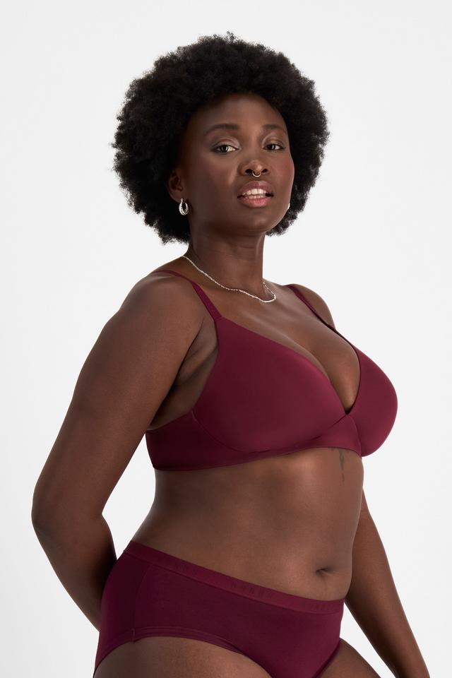 Nelly (She/Her) wears size 14DD and is 173.73cm tall with 102cm chest and 84cm waist