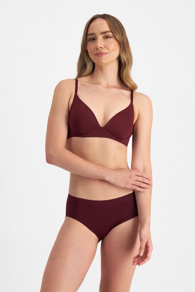 Mikaela (She/Her) wears size 12B and is 177cm tall with 89cm chest and 66cm waist