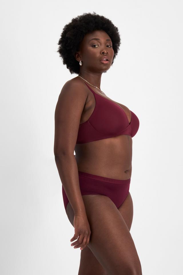 Nelly (She/Her) wears size 14DD and is 173.73cm tall with 102cm chest and 84cm waist