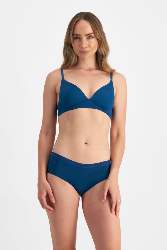 Mikaela (She/Her) wears size 12B and is 177cm tall with 89cm chest and 66cm waist