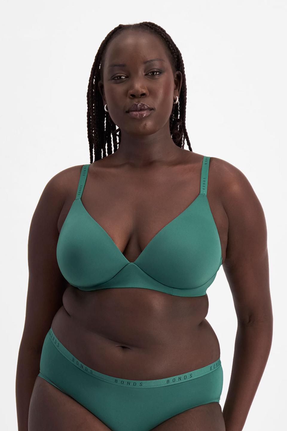 Victoria (She/Her) wears size 14DD and is 178cm tall with 96cm chest and 78cm waist