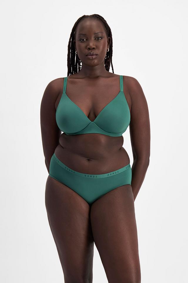 Victoria (She/Her) wears size 14DD and is 178cm tall with 96cm chest and 78cm waist