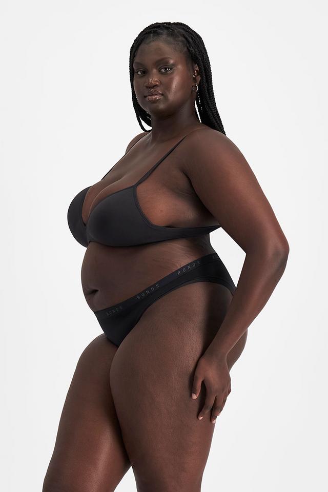 Nyapal (She/Her) wears size 18 and is 182cm tall with 121cm chest and 111cm waist