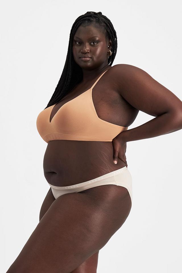 Nyapal (She/Her) wears size 18 and is 182cm tall with 121cm chest and 111cm waist