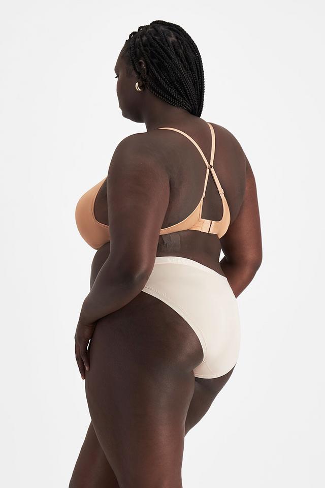Nyapal (She/Her) wears size 18 and is 182cm tall with 121cm chest and 111cm waist