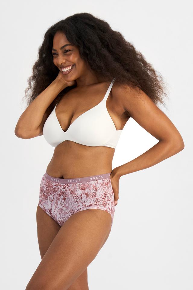Cassaera (She/Her) wears size 14 and is 180cm tall with 107cm chest and 82cm waist