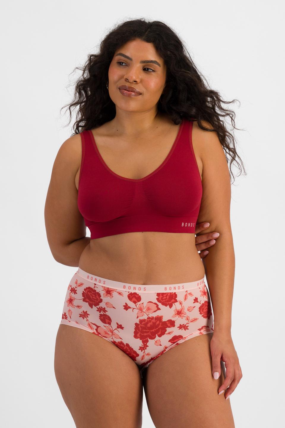 Laura (She/Her) wears size 14 and is 165cm tall with 94cm chest and 76cm waist