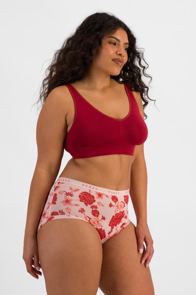 Laura (She/Her) wears size 14 and is 165cm tall with 94cm chest and 76cm waist