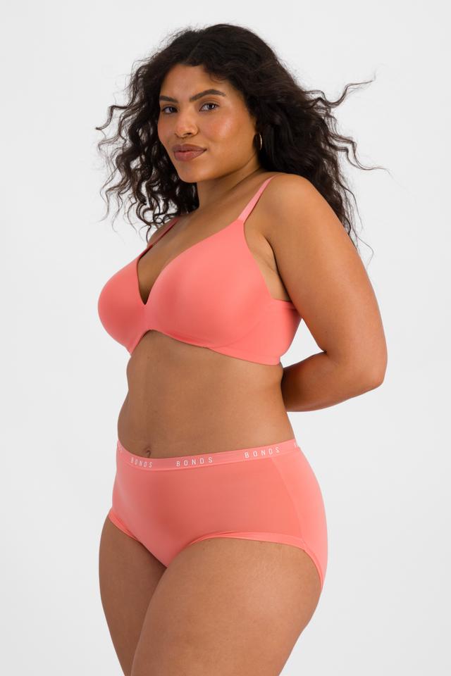 Laura (She/Her) wears size 14 and is 165cm tall with 94cm chest and 76cm waist