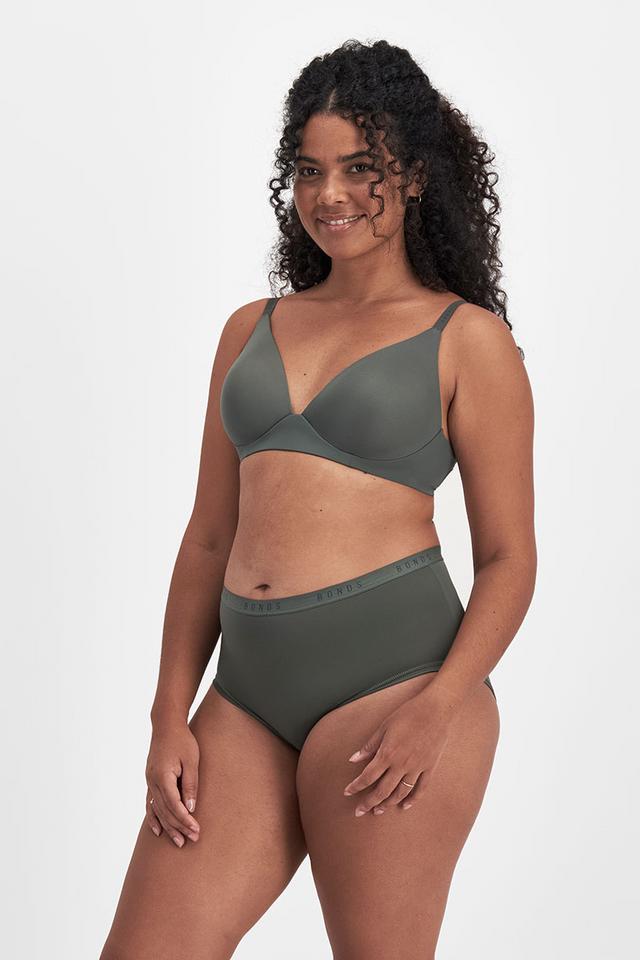 Larissa (She/Her) wears size 14 and is 170cm tall with 90cm chest and 79cm waist