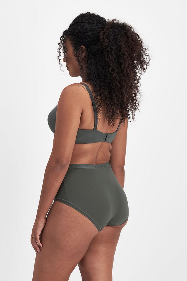 Larissa (She/Her) wears size 14 and is 170cm tall with 90cm chest and 79cm waist