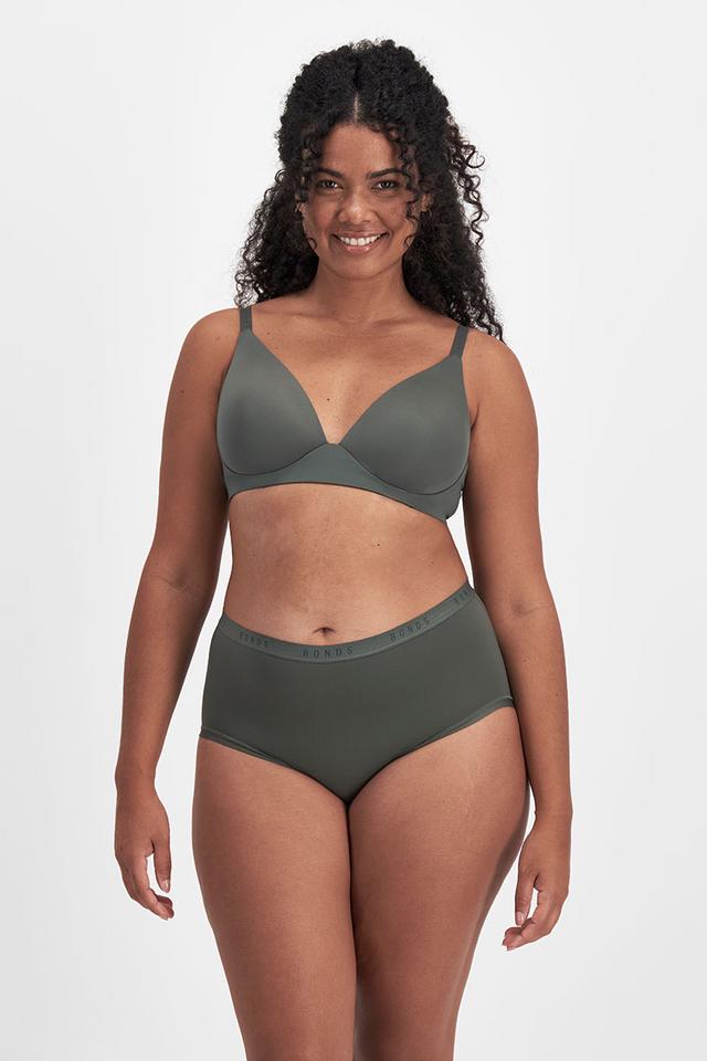 Larissa (She/Her) wears size 14 and is 170cm tall with 90cm chest and 79cm waist