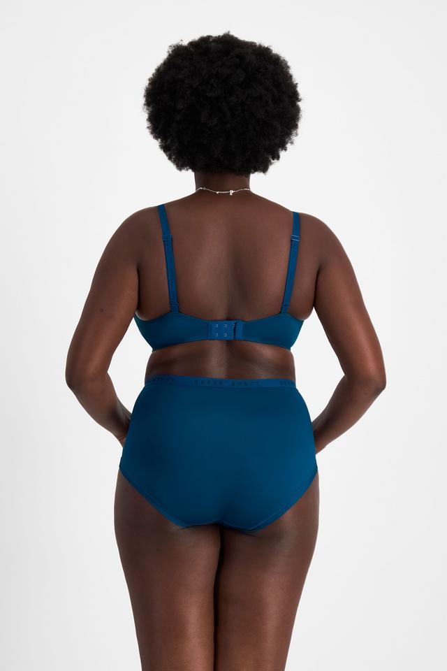 Nelly (She/Her) wears size 14 and is 173.73cm tall with 102cm chest and 84cm waist