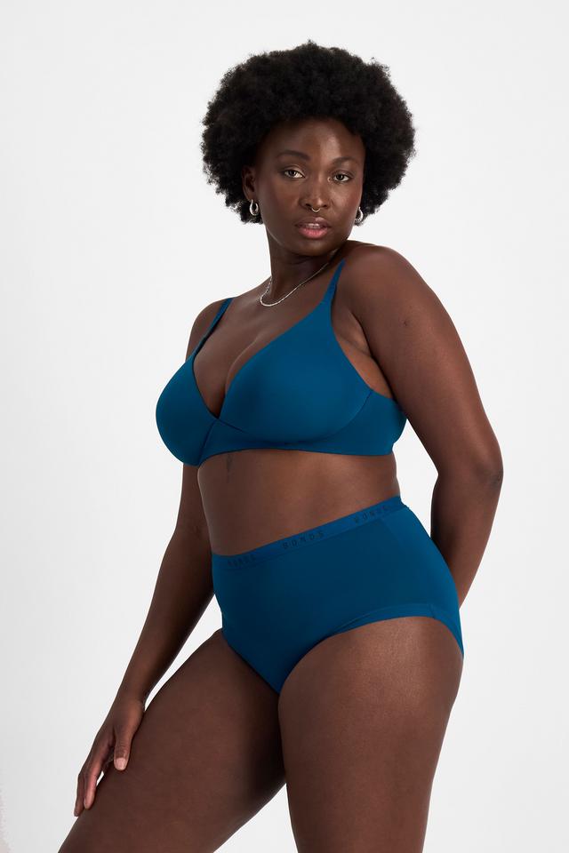 Nelly (She/Her) wears size 14 and is 173.73cm tall with 102cm chest and 84cm waist