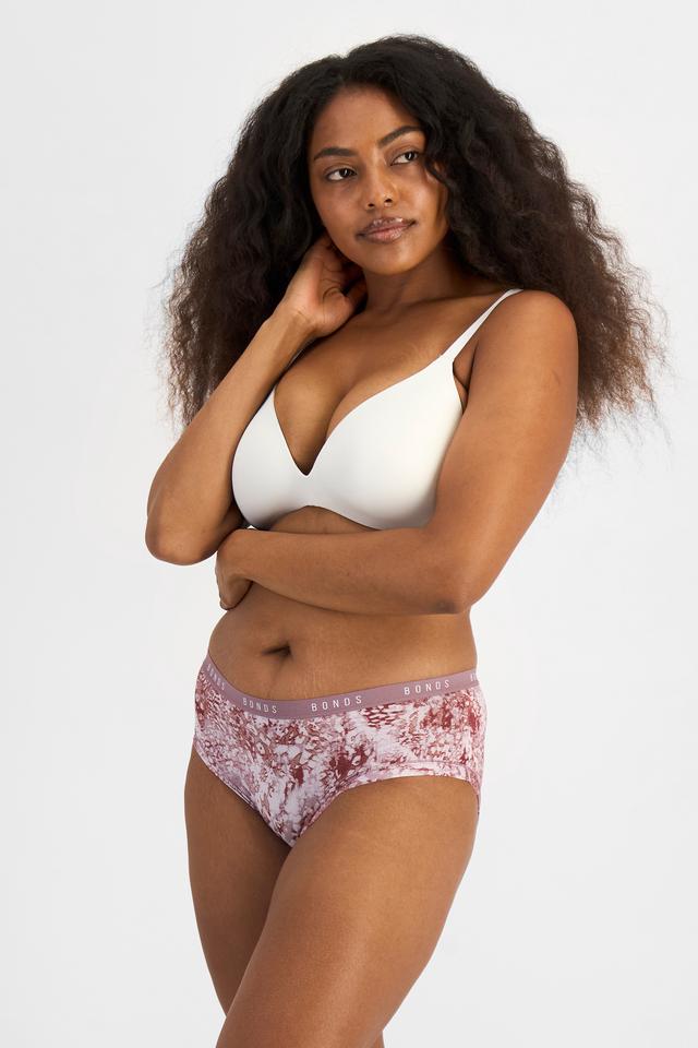 Cassaera (She/Her) wears size 14 and is 180cm tall with 107cm chest and 82cm waist