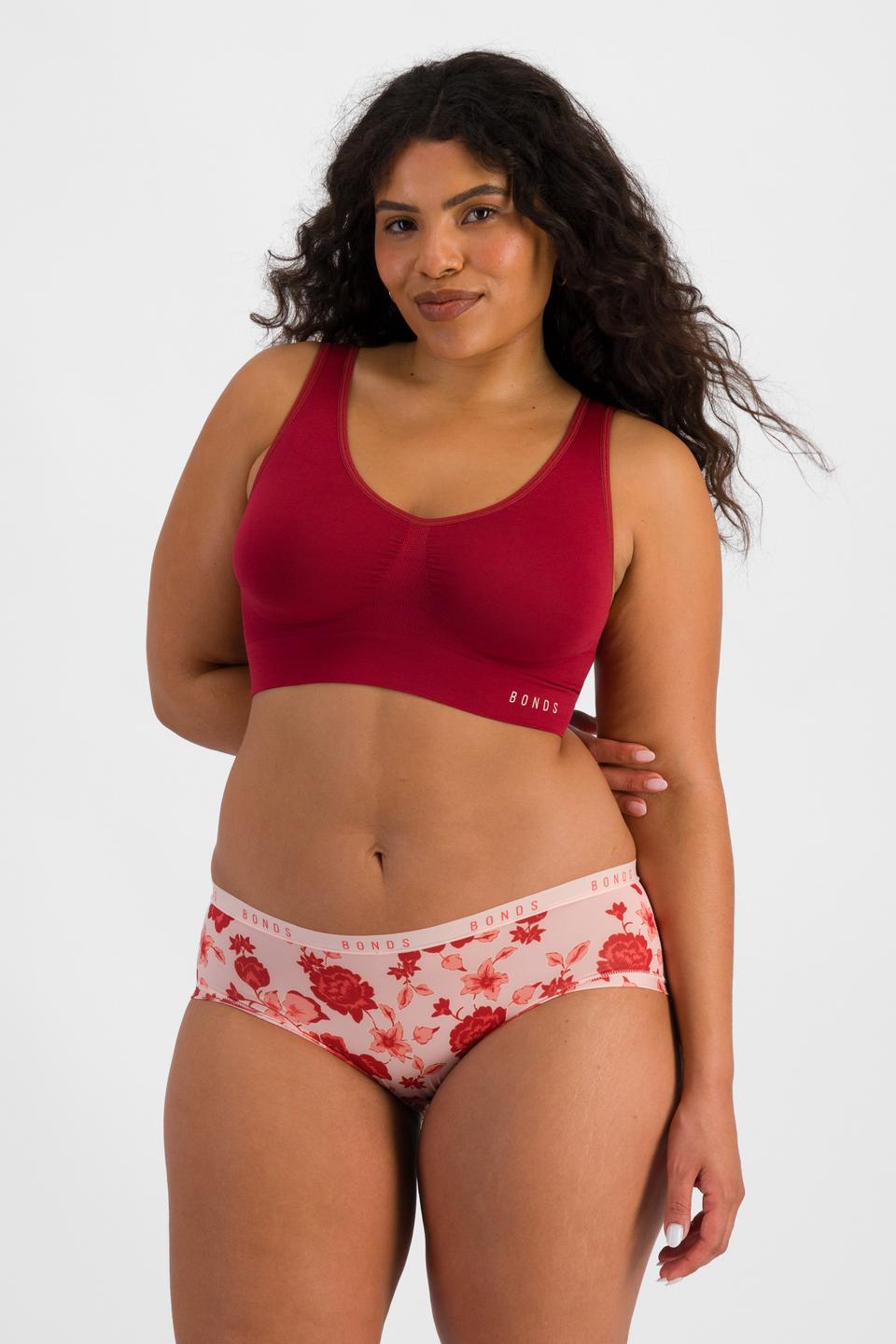 Laura (She/Her) wears size 14 and is 165cm tall with 94cm chest and 76cm waist