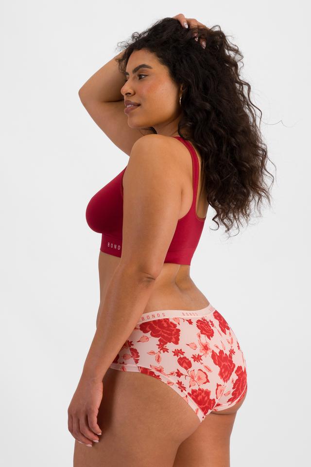 Laura (She/Her) wears size 14 and is 165cm tall with 94cm chest and 76cm waist