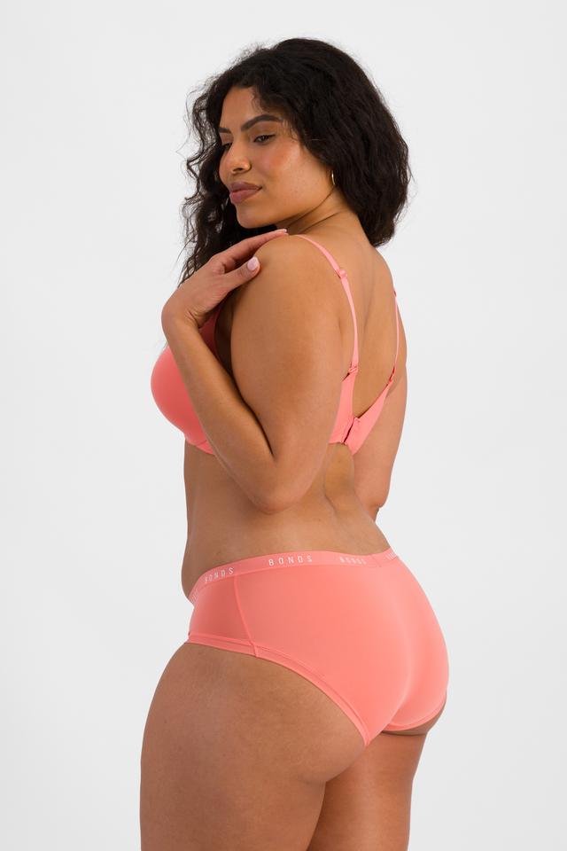 Laura (She/Her) wears size 14 and is 165cm tall with 94cm chest and 76cm waist