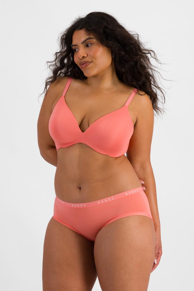 Laura (She/Her) wears size 14 and is 165cm tall with 94cm chest and 76cm waist