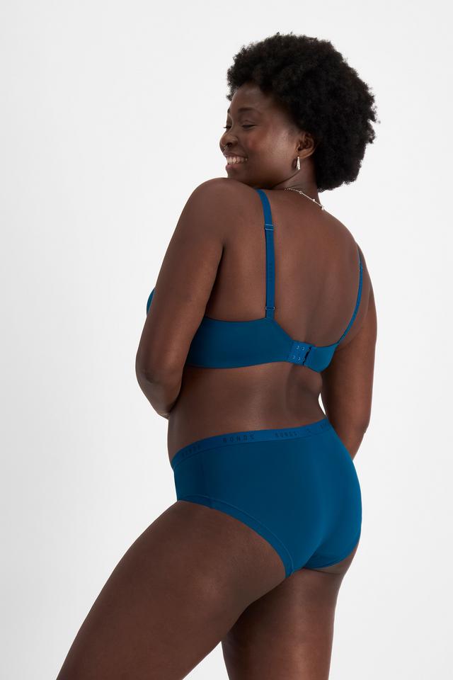 Nelly (She/Her) wears size 14 and is 173.73cm tall with 102cm chest and 84cm waist