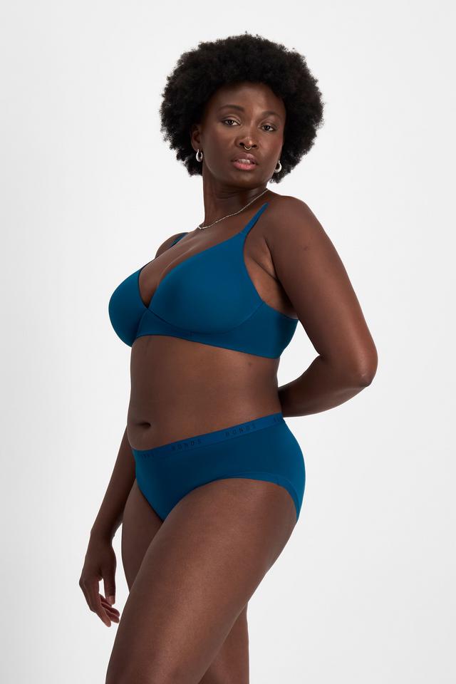 Nelly (She/Her) wears size 14 and is 173.73cm tall with 102cm chest and 84cm waist