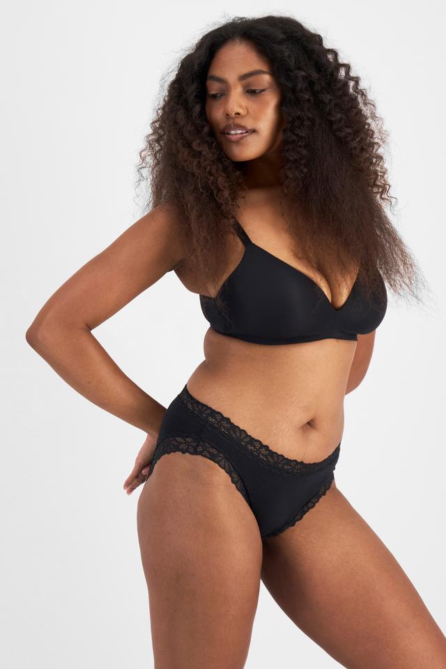 Cassaera (She/Her) wears size 14 and is 180cm tall with 107cm chest and 82cm waist
