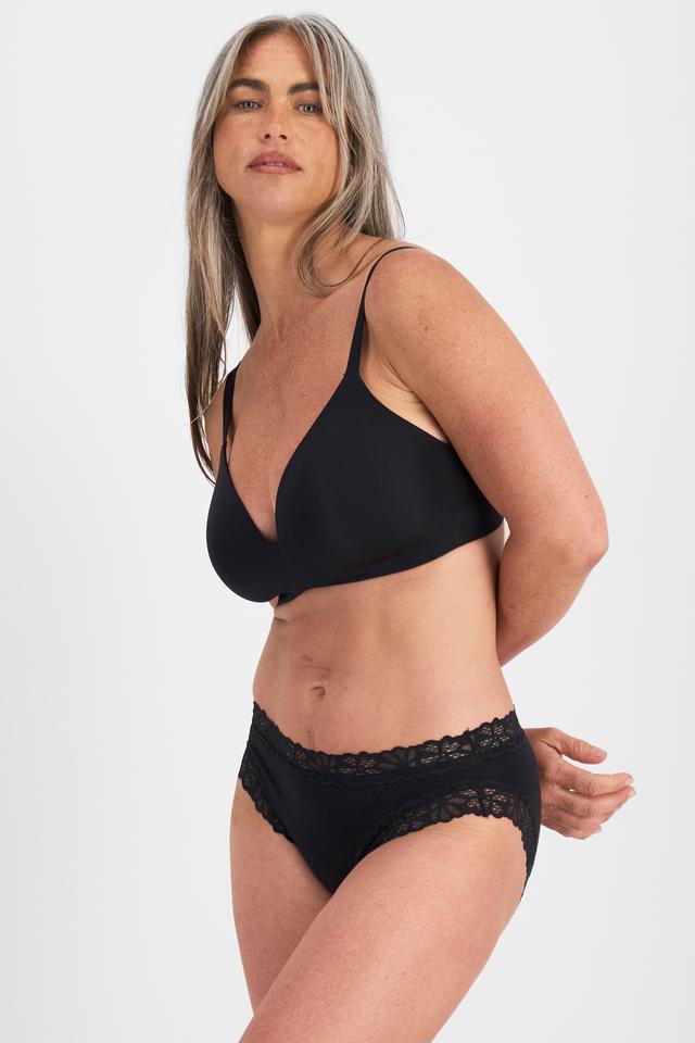 Kiah (She/Her) wears size 10 and is 165cm tall with 89cm chest and 66cm waist