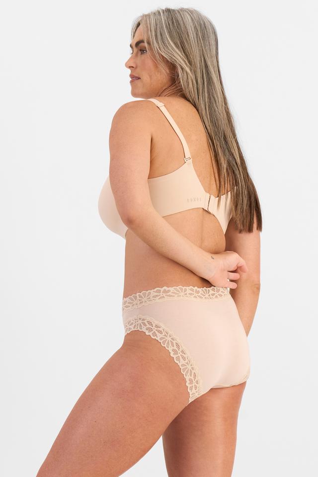 Kiah (She/Her) wears size 10 and is 165cm tall with 89cm chest and 66cm waist
