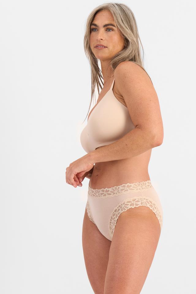 Kiah (She/Her) wears size 10 and is 165cm tall with 89cm chest and 66cm waist