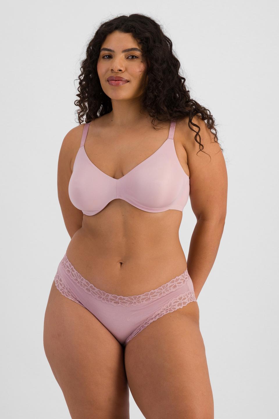Laura (She/Her) wears size 14 and is 165cm tall with 94cm chest and 76cm waist