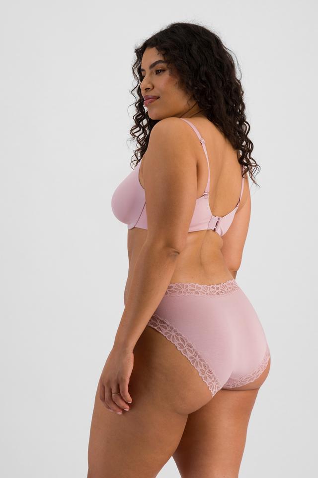 Laura (She/Her) wears size 14 and is 165cm tall with 94cm chest and 76cm waist