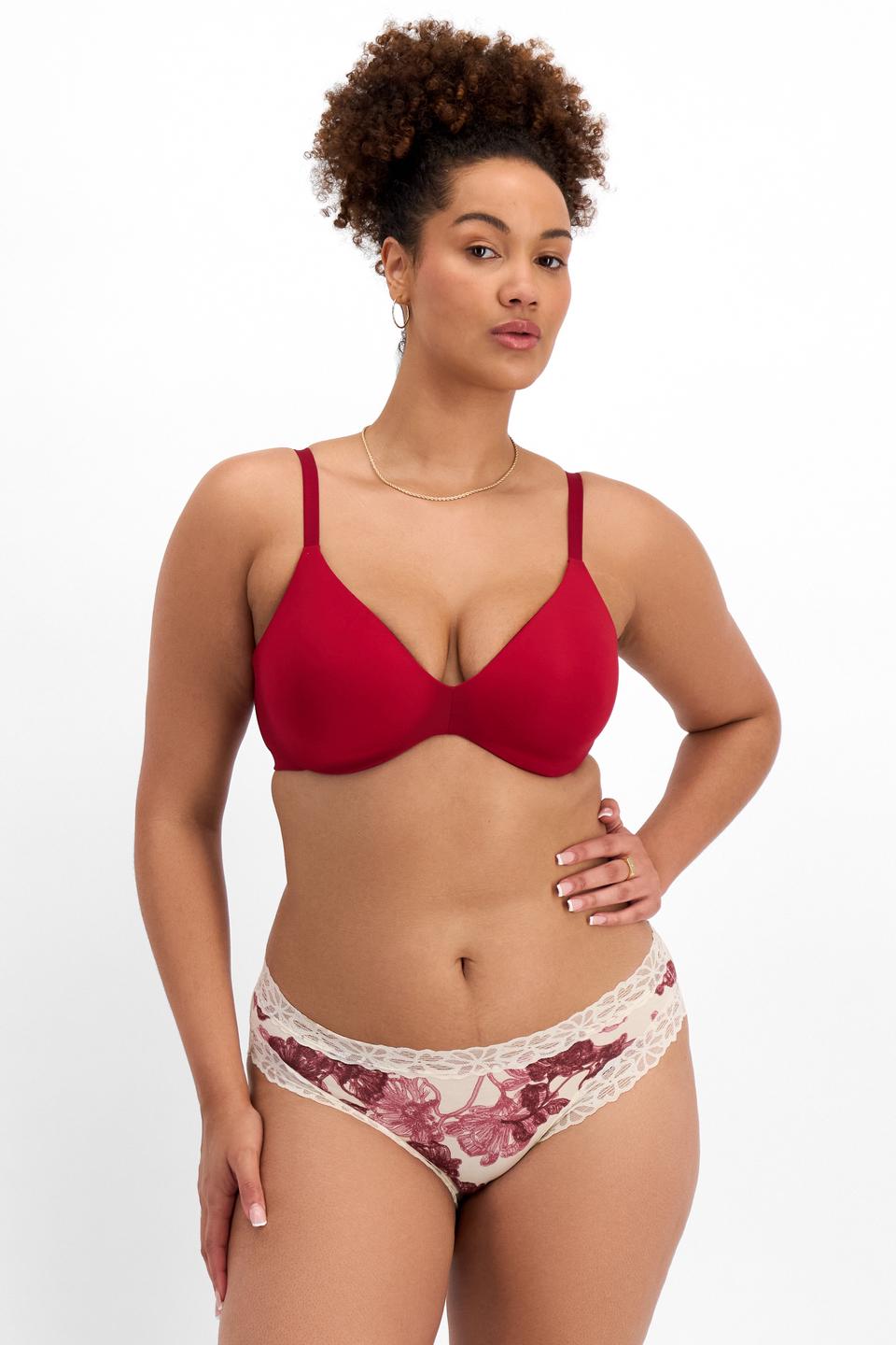 Madeleine (She/Her) wears size 16 and is 181cm tall with 99cm chest and 88cm waist